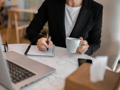 blonde-business-woman-working